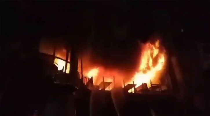 বেইলি রোডে বহুতল ভবনে আগুন, নিয়ন্ত্রণে ১২ ইউনিট